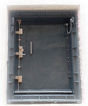 Safety blast door 